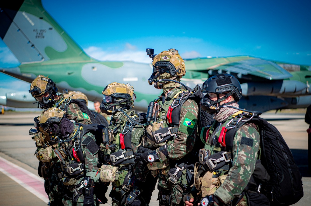 Ex�rcito participa de opera��o conjunta com emprego de meios antia�reos e tropas aeroterrestres