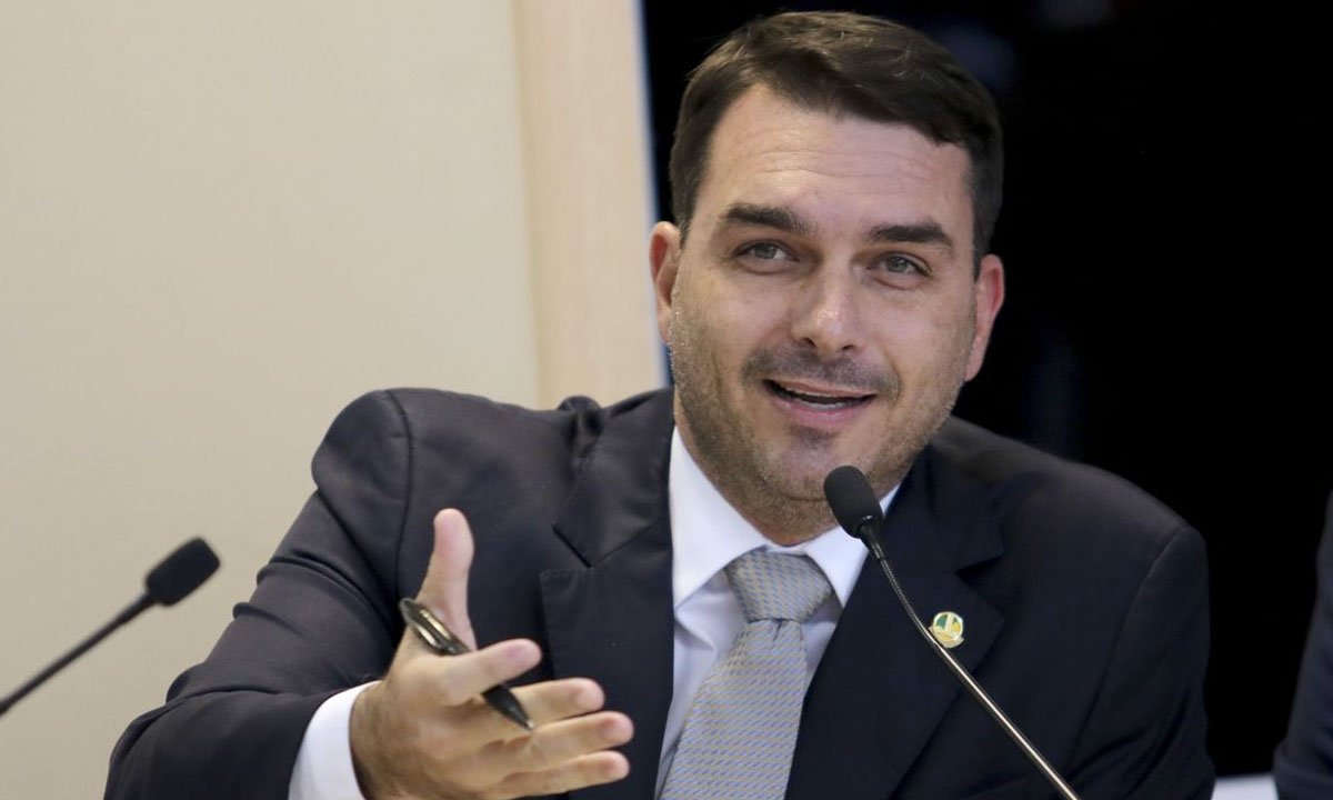 Fl�vio Bolsonaro compartilha a mensagem nossa arma � a vacina