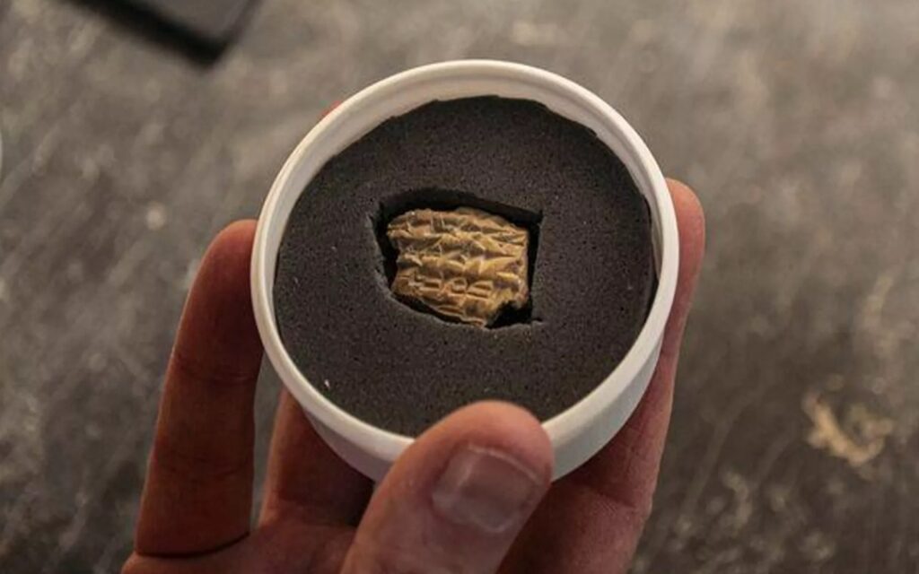 Arque�logos descobrem fragmento Ass�rio de 2.700 anos em Israel