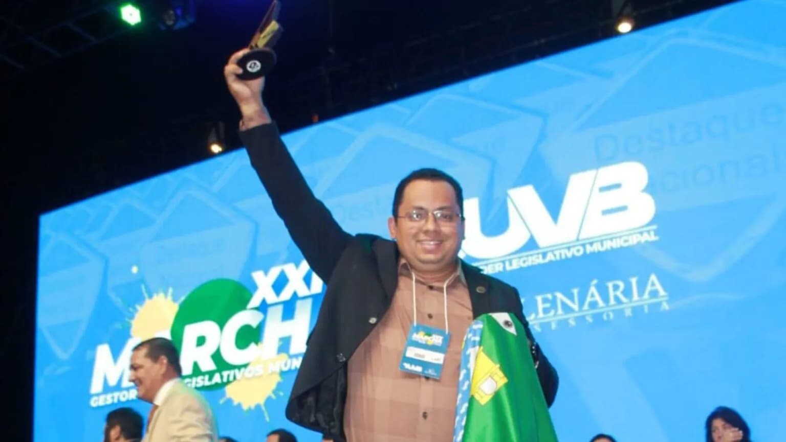 Vereador Dessim Almeida recebe pr�mio Destaque Nacional em Bras�lia