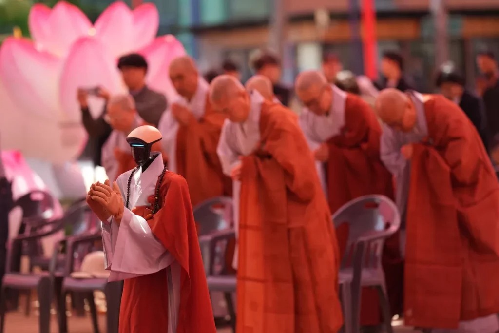 Rob� humanoide se torna monge budista na Coreia do Sul