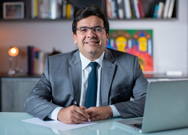 Governador rebate cr�ticas a empr�stimos