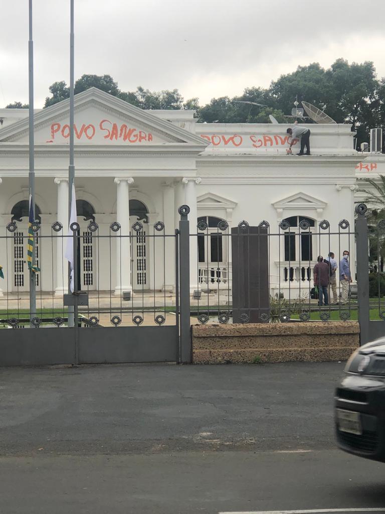 Pal�cio do Karnak sofre picha��o de v�ndalos