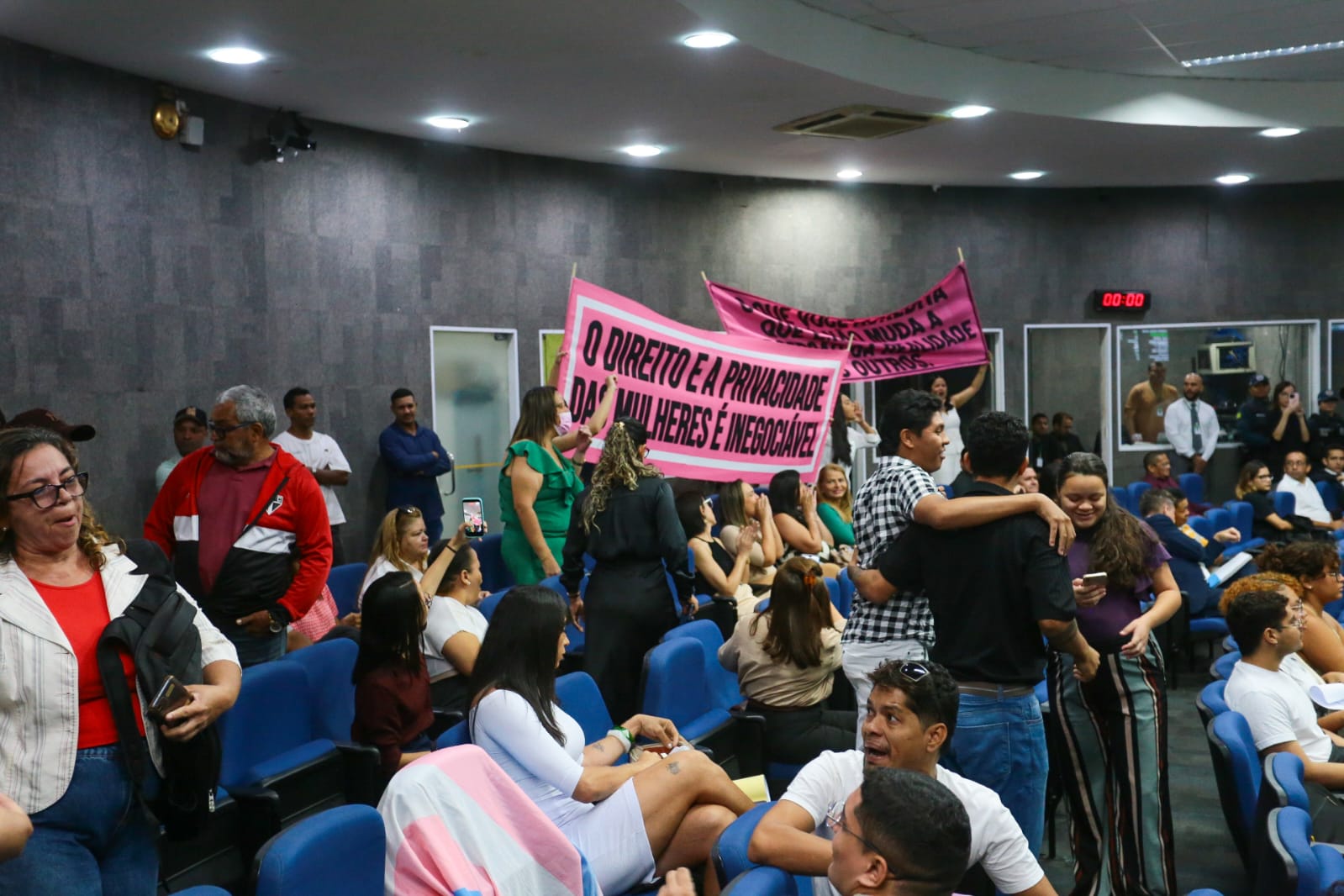 Projeto que restringe uso de banheiros femininos por mulheres trans � aprovado